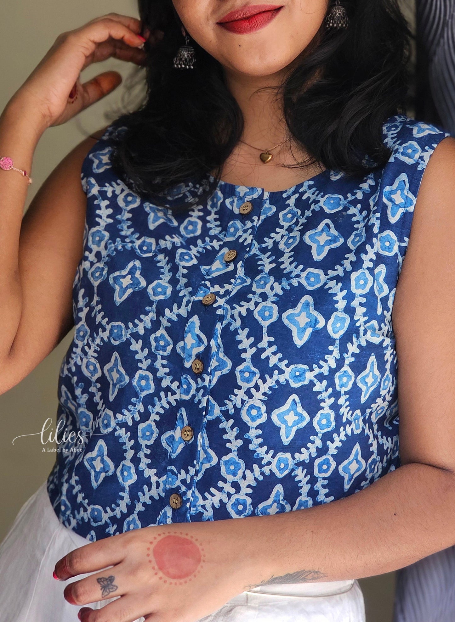 Ocean Fern Buttoned Crop Top - Lilies