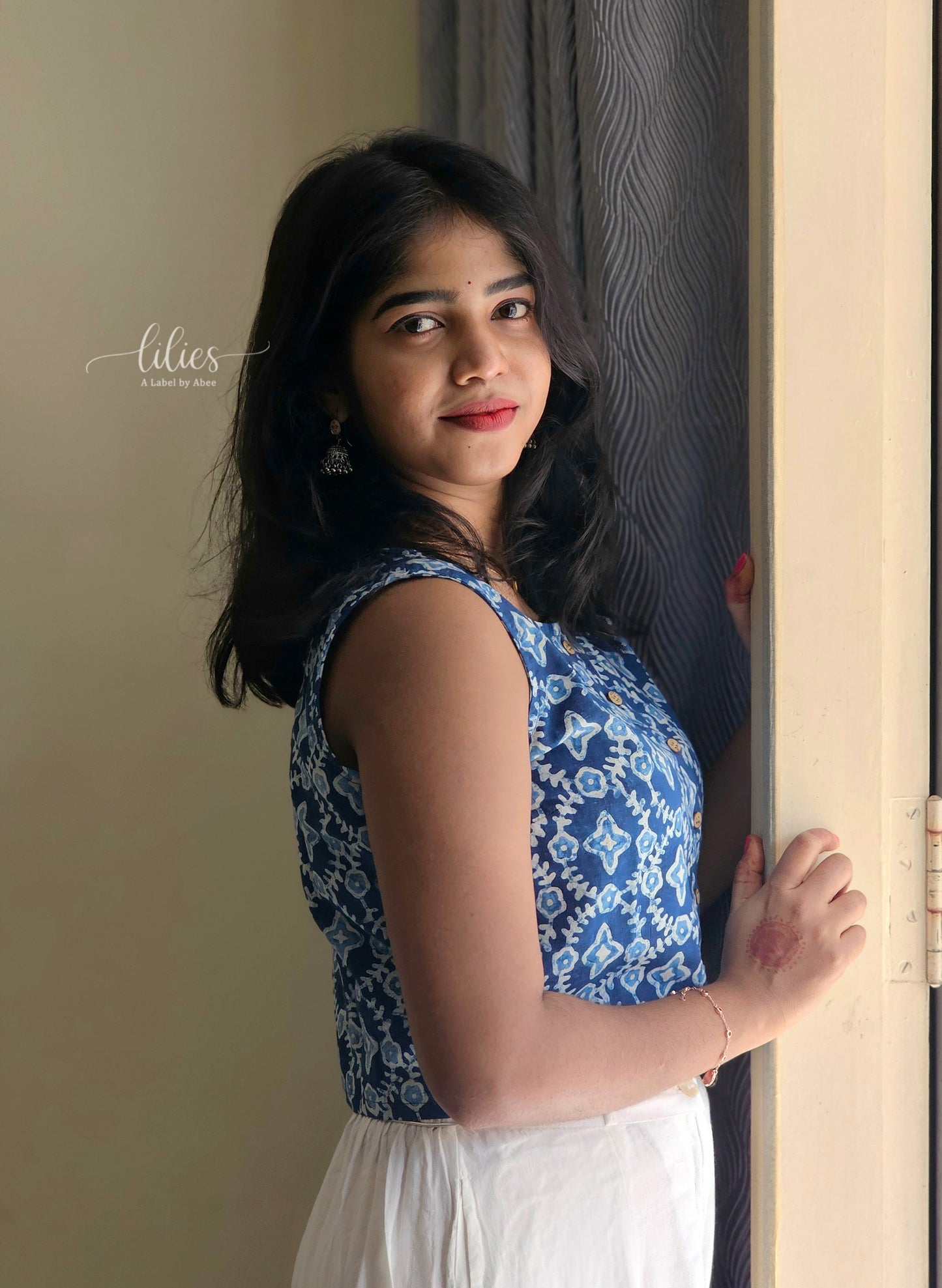 Ocean Fern Buttoned Crop Top - Lilies